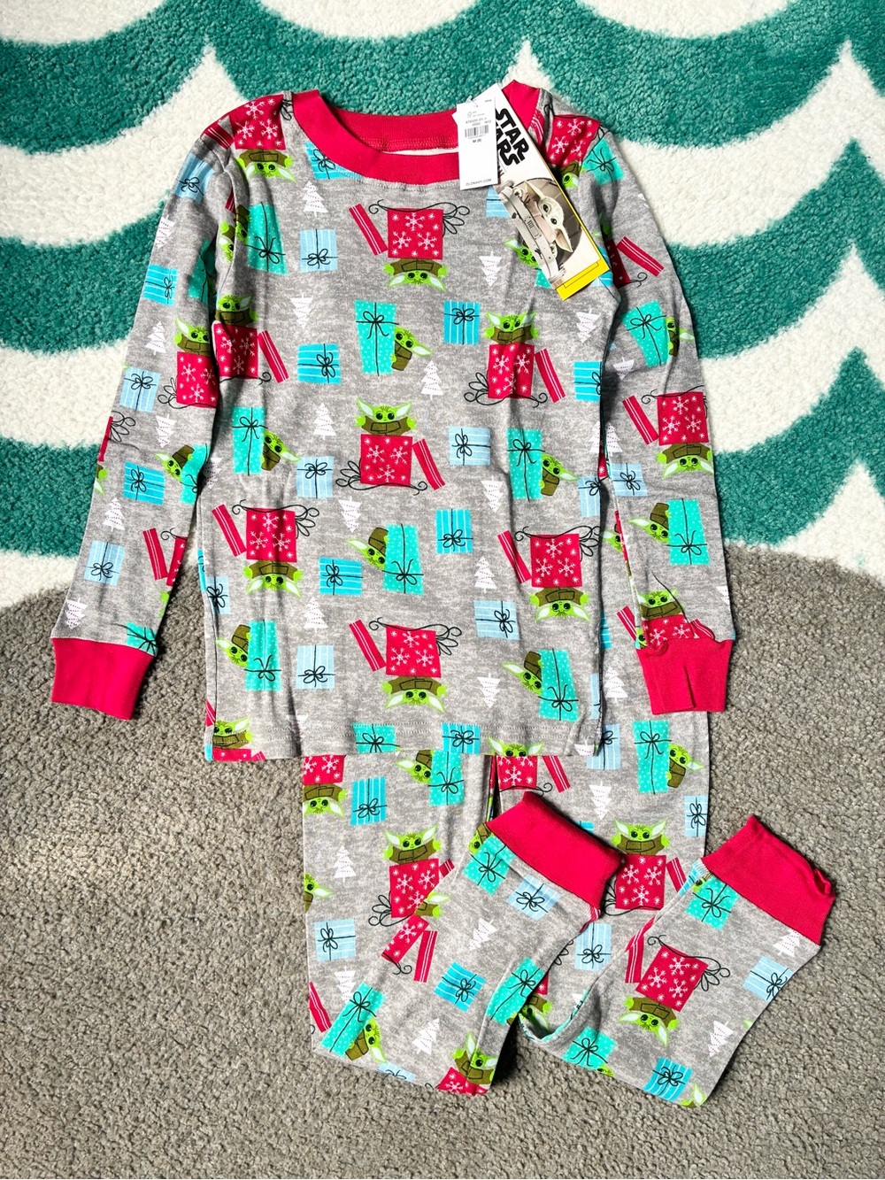 NWT - Old Navy x Star Wars Mandalorian Christmas PJ Set (Grey/Red/Green) Size 8